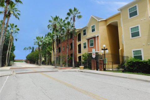 Touwnhouse à vendre à Tampa, Floride: 2 chambres, 107.02 m2 № 1916856 - photo 25