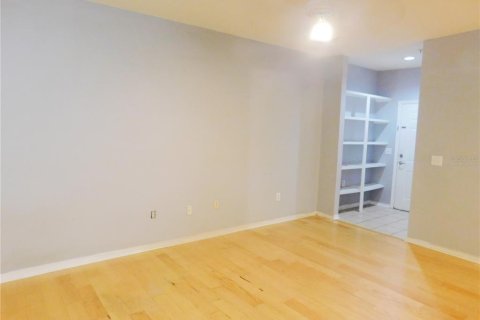 Touwnhouse à vendre à Tampa, Floride: 2 chambres, 107.02 m2 № 1916856 - photo 7