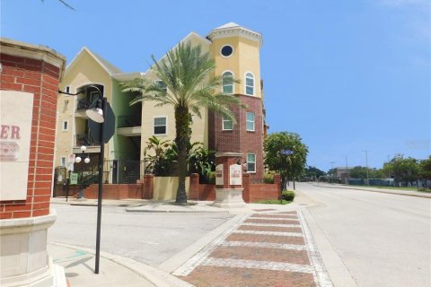 Touwnhouse à vendre à Tampa, Floride: 2 chambres, 107.02 m2 № 1916856 - photo 1