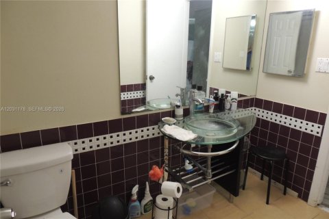 Condo in Lauderhill, Florida, 1 bedroom  № 2242180 - photo 4