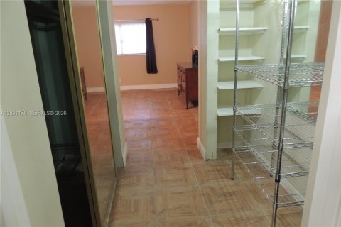 Condo in Lauderhill, Florida, 1 bedroom  № 2242180 - photo 8