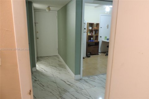 Condo in Lauderhill, Florida, 1 bedroom  № 2242180 - photo 10