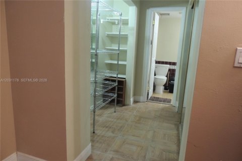 Condo in Lauderhill, Florida, 1 bedroom  № 2242180 - photo 9