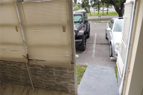 Condo in Lauderhill, Florida, 1 bedroom  № 2242180 - photo 13