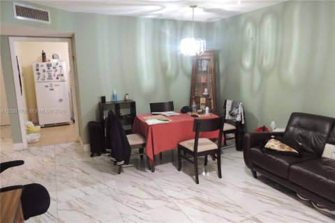 Condo in Lauderhill, Florida, 1 bedroom  № 2242180 - photo 2