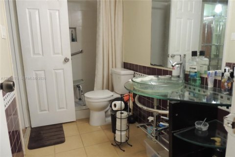 Condo in Lauderhill, Florida, 1 bedroom  № 2242180 - photo 3