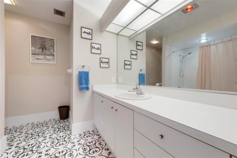 Condo in Sarasota, Florida, 2 bedrooms  № 1879560 - photo 22