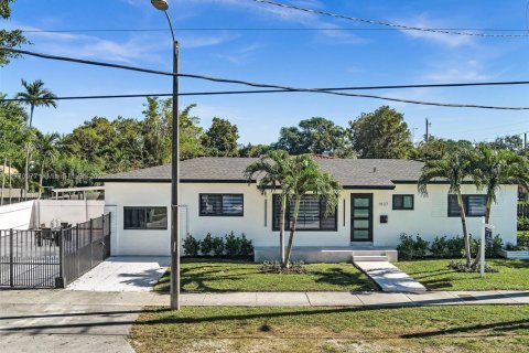 Купить виллу или дом в Майами, Флорида 3 спальни, 137.03м2, № 1957478 - фото 1