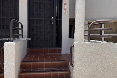 Condo in Sweetwater, Florida, 2 bedrooms  № 2077772 - photo 2