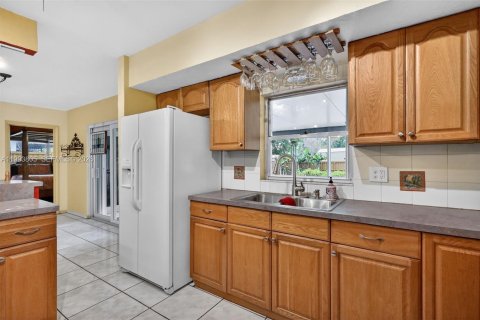 House in Hollywood, Florida 3 bedrooms, 147.53 sq.m. № 2063247 - photo 9