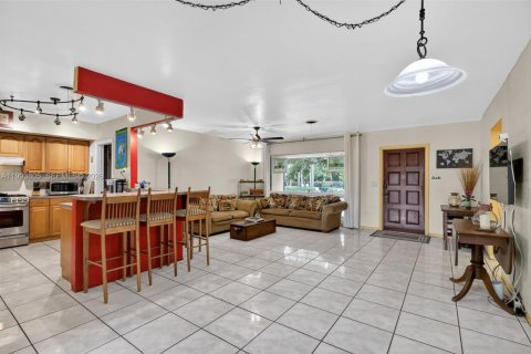 House in Hollywood, Florida 3 bedrooms, 147.53 sq.m. № 2063247 - photo 5