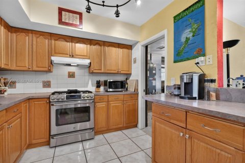 House in Hollywood, Florida 3 bedrooms, 147.53 sq.m. № 2063247 - photo 8