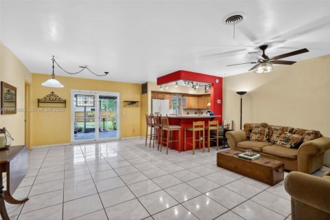 House in Hollywood, Florida 3 bedrooms, 147.53 sq.m. № 2063247 - photo 4
