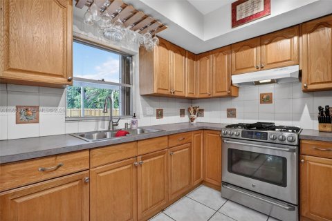 House in Hollywood, Florida 3 bedrooms, 147.53 sq.m. № 2063247 - photo 7