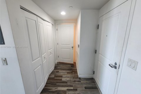 Condo in Miami, Florida, 1 bedroom  № 2033611 - photo 3