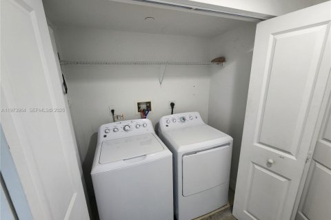 Condo in Miami, Florida, 1 bedroom  № 2033611 - photo 8