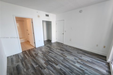 Condo in Miami, Florida, 1 bedroom  № 2033611 - photo 13