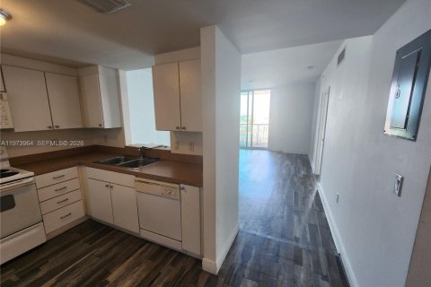 Condo in Miami, Florida, 1 bedroom  № 2033611 - photo 2