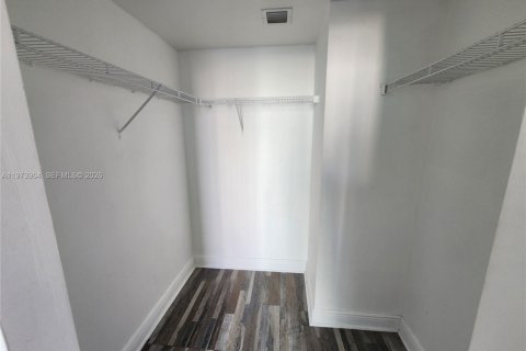 Condo in Miami, Florida, 1 bedroom  № 2033611 - photo 12