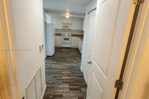 Condo in Miami, Florida, 1 bedroom  № 2033611 - photo 7