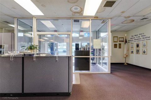 Купить коммерческую недвижимость в Норт-Майами, Флорида № 1980905 - фото 8