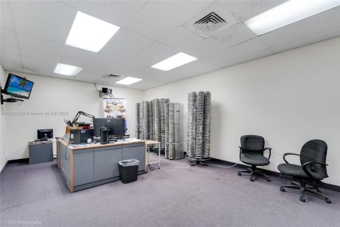 Купить коммерческую недвижимость в Норт-Майами, Флорида № 1980905 - фото 17