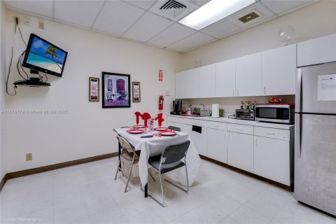 Купить коммерческую недвижимость в Норт-Майами, Флорида № 1980905 - фото 13