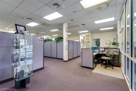 Купить коммерческую недвижимость в Норт-Майами, Флорида № 1980905 - фото 9