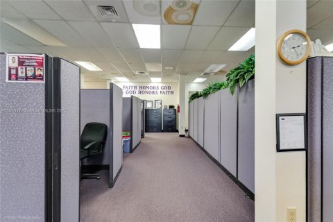 Купить коммерческую недвижимость в Норт-Майами, Флорида № 1980905 - фото 10