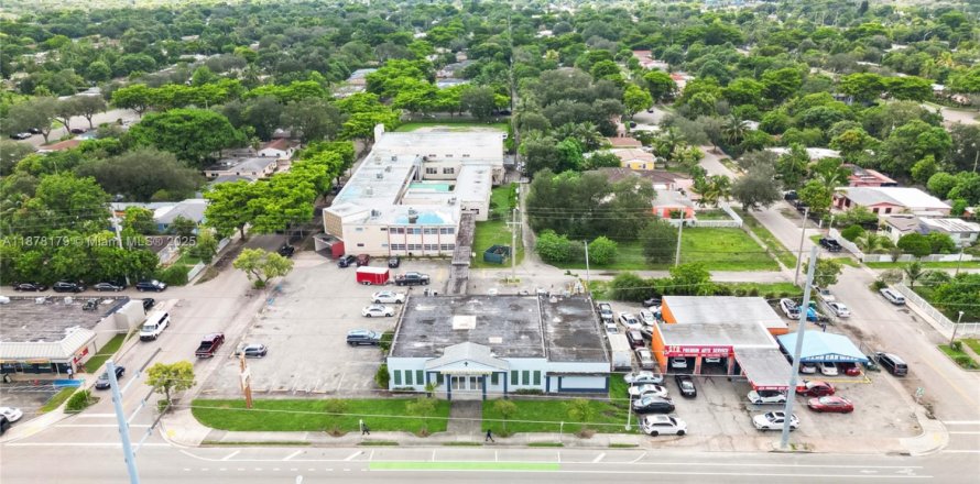 Коммерческая недвижимость в Норт-Майами, Флорида № 1980905