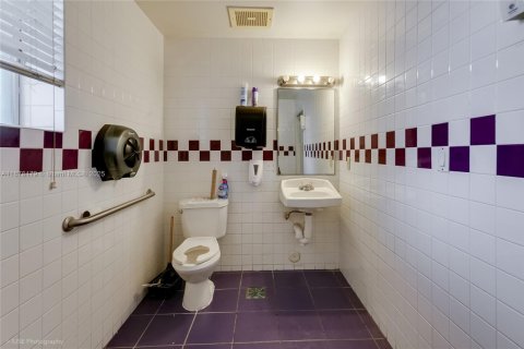 Купить коммерческую недвижимость в Норт-Майами, Флорида № 1980905 - фото 14