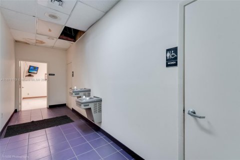 Купить коммерческую недвижимость в Норт-Майами, Флорида № 1980905 - фото 15