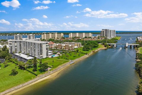 Copropriété à louer à North Palm Beach, Floride: 2 chambres, 106.19 m2 № 1182057 - photo 1