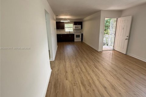 Casa en alquiler en Miami, Florida, 2 dormitorios, 286.32 m2 № 2065830 - foto 4