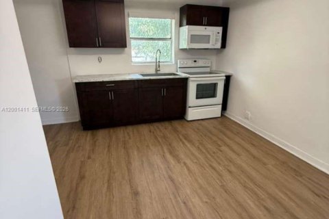 Casa en alquiler en Miami, Florida, 2 dormitorios, 286.32 m2 № 2065830 - foto 2