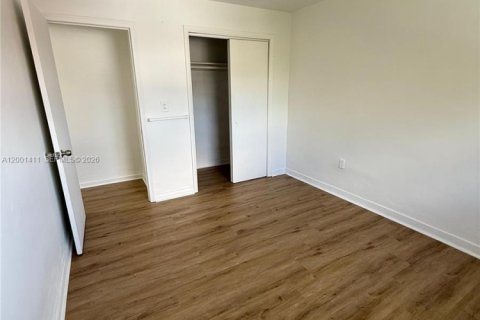 Casa en alquiler en Miami, Florida, 2 dormitorios, 286.32 m2 № 2065830 - foto 5