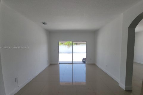House in Miami, Florida 3 bedrooms, 139.54 sq.m. № 1766411 - photo 13
