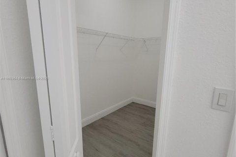 House in Miami, Florida 3 bedrooms, 139.54 sq.m. № 1766411 - photo 17