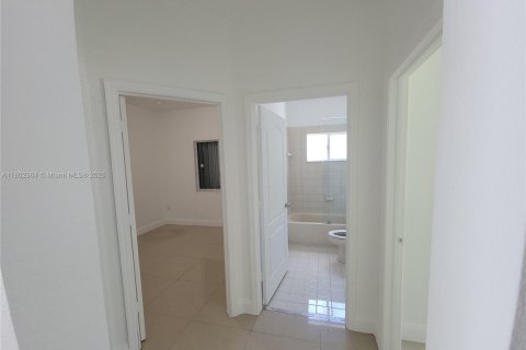 House in Miami, Florida 3 bedrooms, 139.54 sq.m. № 1766411 - photo 9