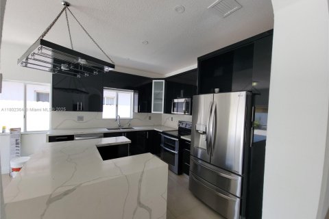 House in Miami, Florida 3 bedrooms, 139.54 sq.m. № 1766411 - photo 3