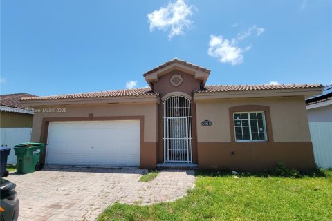 House in Miami, Florida 3 bedrooms, 139.54 sq.m. № 1766411 - photo 1