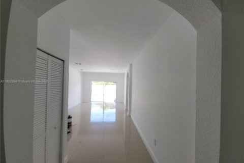 House in Miami, Florida 3 bedrooms, 139.54 sq.m. № 1766411 - photo 8