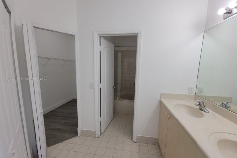 House in Miami, Florida 3 bedrooms, 139.54 sq.m. № 1766411 - photo 16