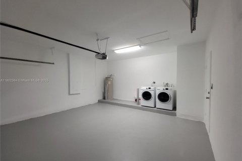 House in Miami, Florida 3 bedrooms, 139.54 sq.m. № 1766411 - photo 6