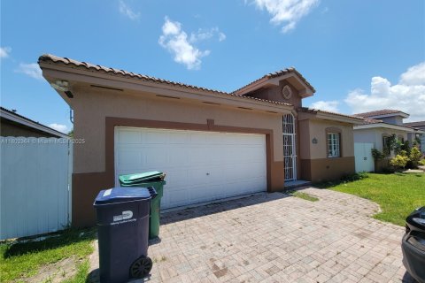 House in Miami, Florida 3 bedrooms, 139.54 sq.m. № 1766411 - photo 2