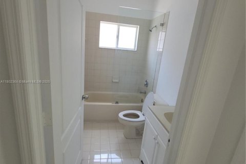 House in Miami, Florida 3 bedrooms, 139.54 sq.m. № 1766411 - photo 11
