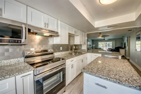 Commercial property in Cape Coral, Florida 4 bedrooms, 207.73 sq.m. № 2209787 - photo 4
