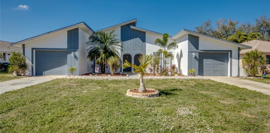 Commercial property in Cape Coral, Florida 4 bedrooms, 207.73 sq.m. № 2209787