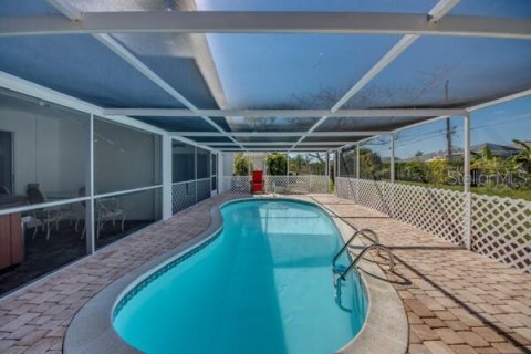 Commercial property in Cape Coral, Florida 4 bedrooms, 207.73 sq.m. № 2209787 - photo 22