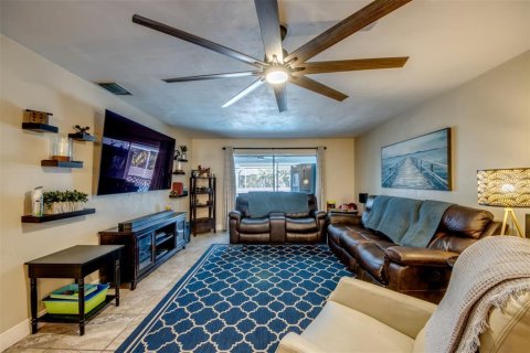 Commercial property in Cape Coral, Florida 4 bedrooms, 207.73 sq.m. № 2209787 - photo 16